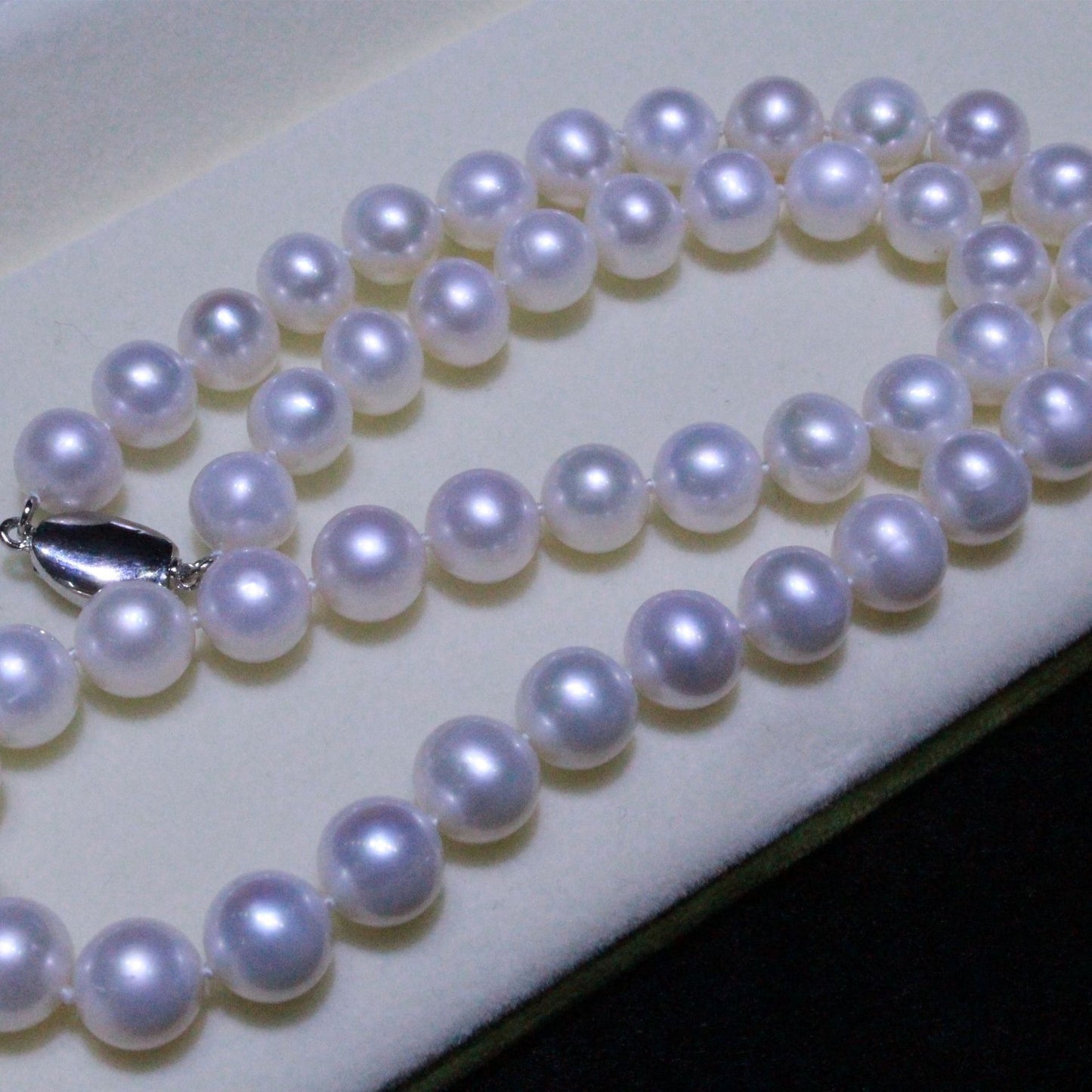 White color near round freshwater pearl necklace