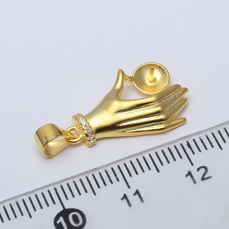 Women hand pearl pendant setting