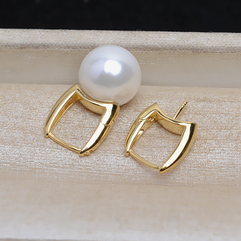 WomenSquareHuggiePearlEarringMounting2