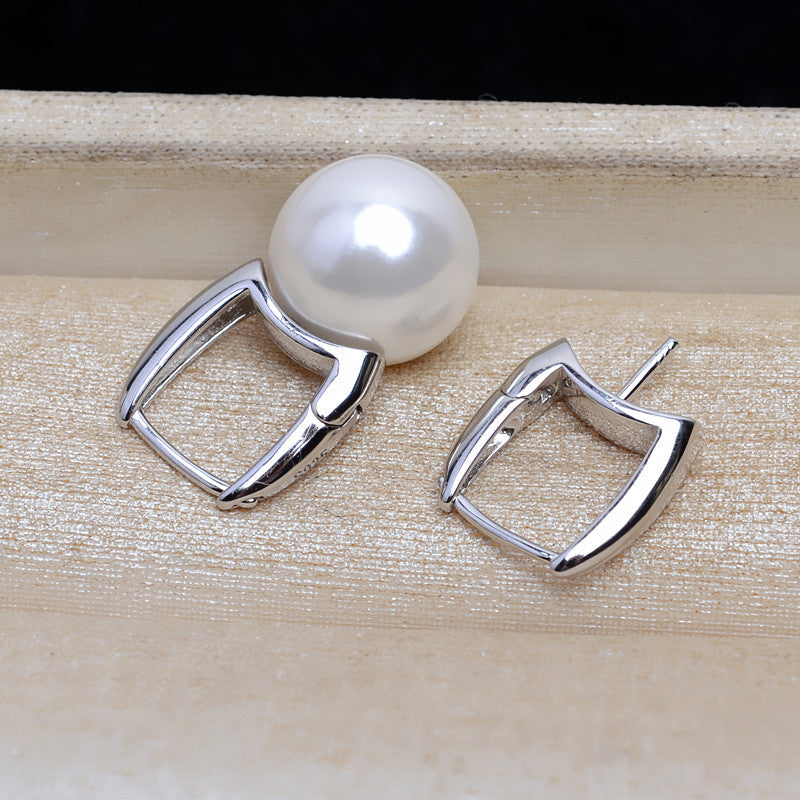 WomenSquareHuggiePearlEarringMounting3