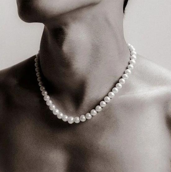 Breaking Barriers: The Rise of Men Wearing Pearls - Feliz Pearl 