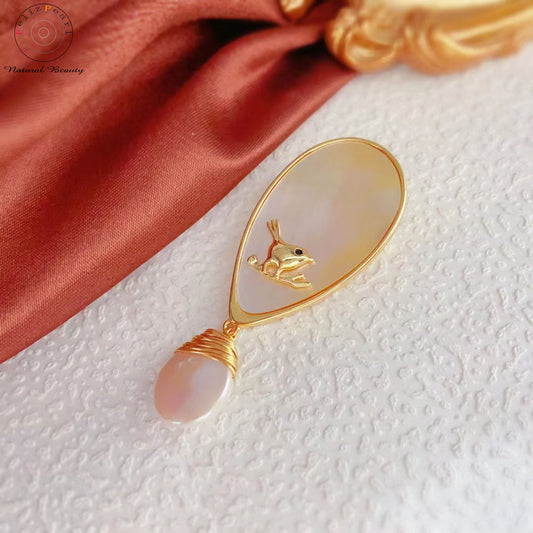 Whisper. Gold Plated Baroque Pearl Brooch - Feliz Pearl 