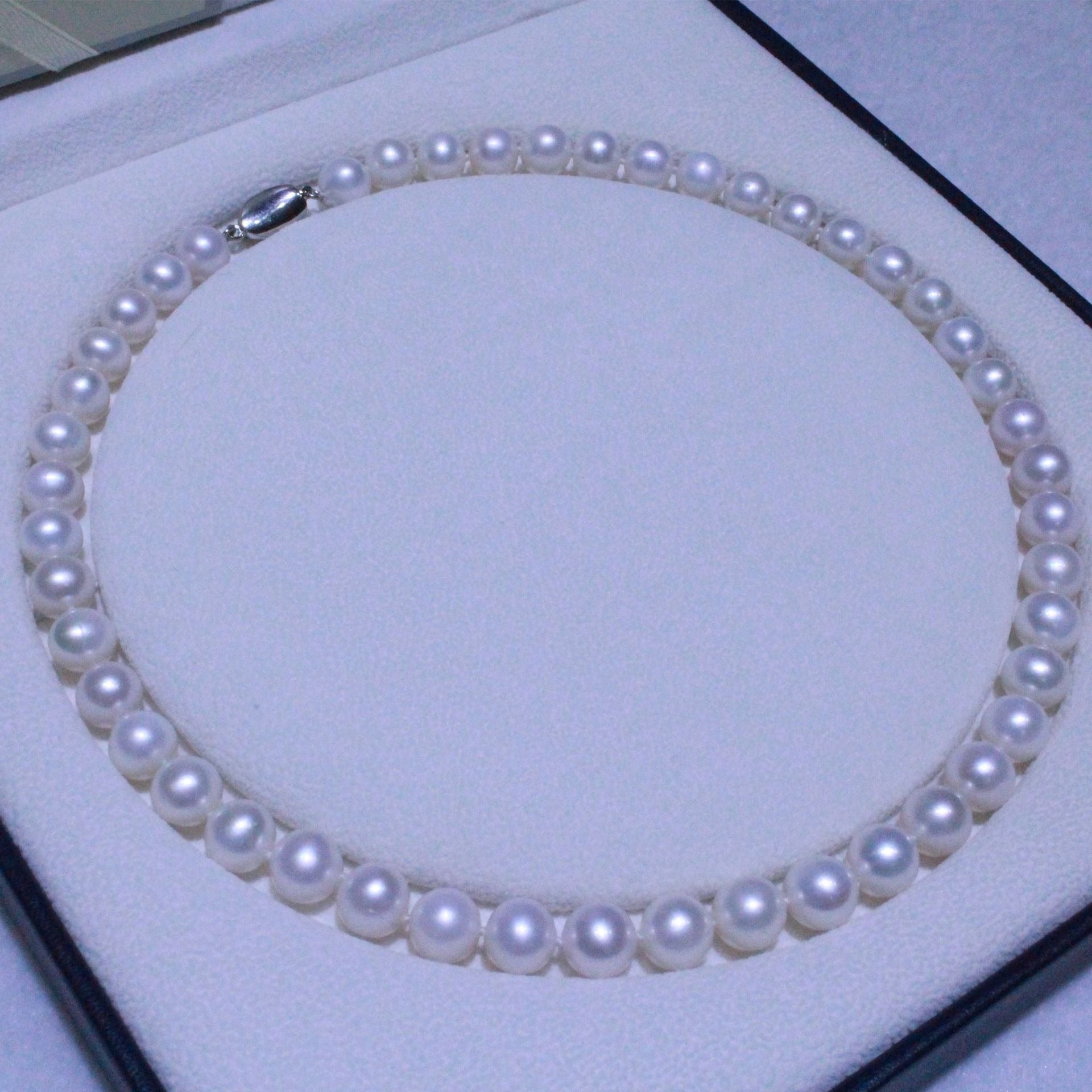 White color near round freshwater pearl necklace
