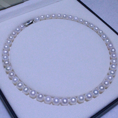 White color near round freshwater pearl necklace