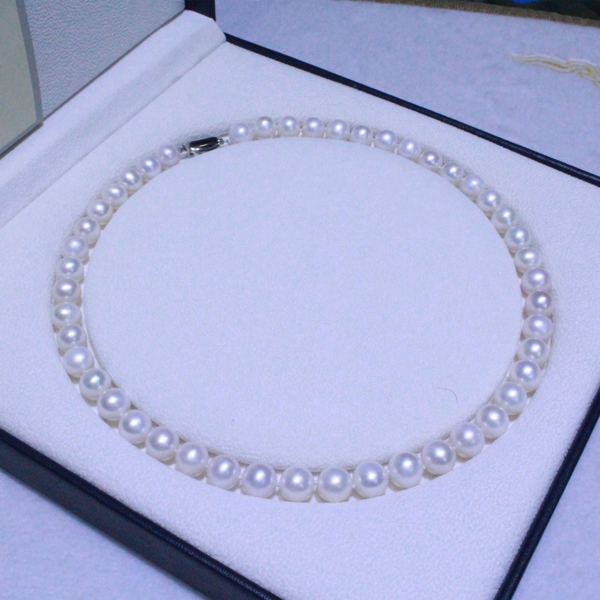 White color near round freshwater pearl necklace