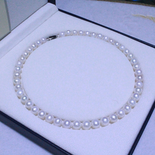 White color near round freshwater pearl necklace