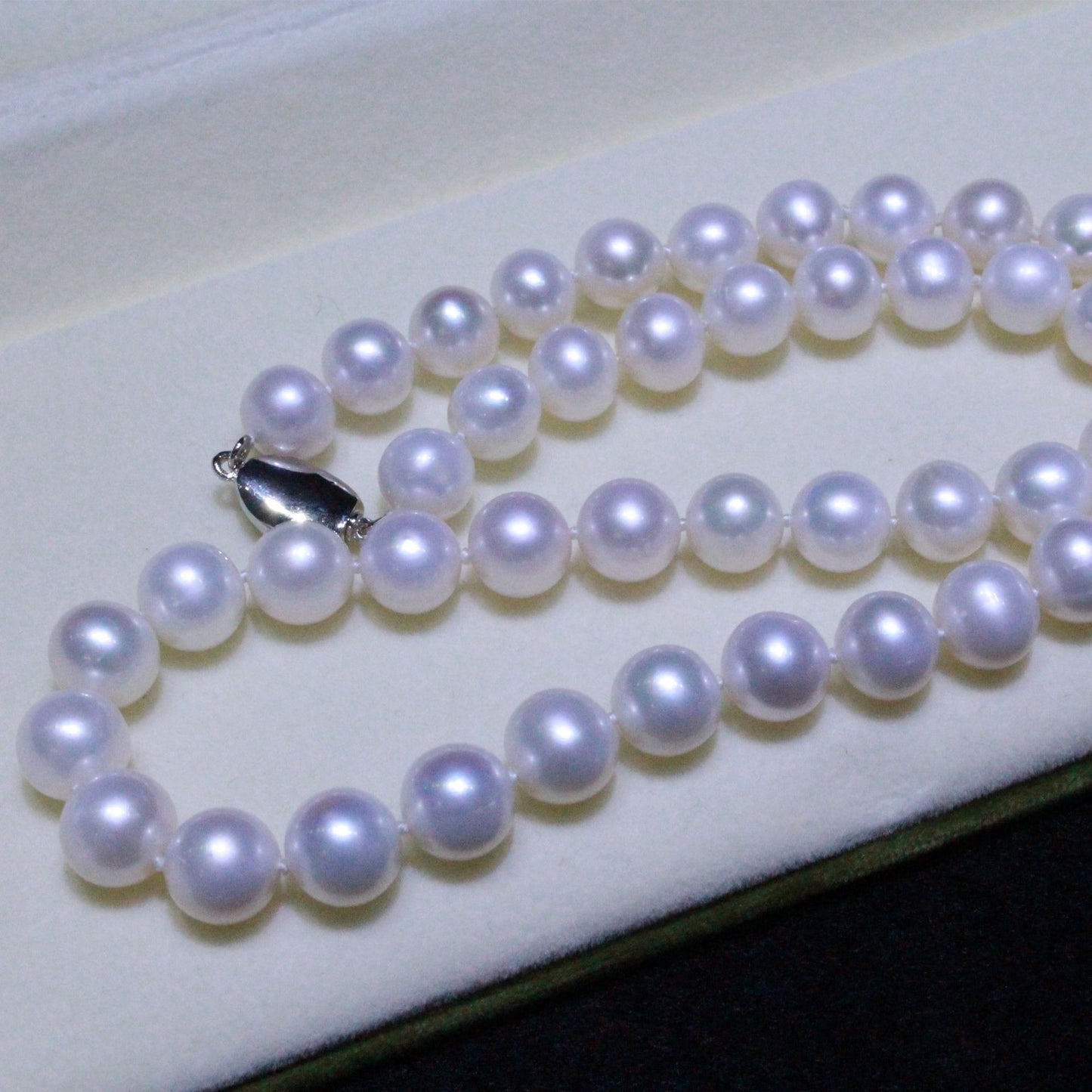 White color near round freshwater pearl necklace