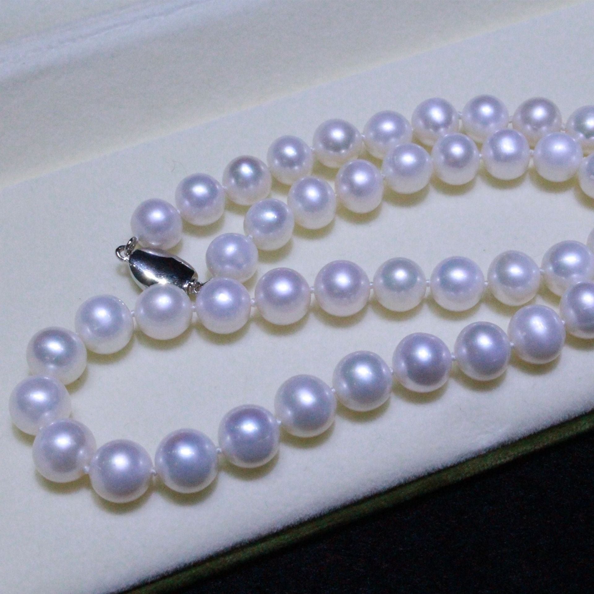 White color near round freshwater pearl necklace