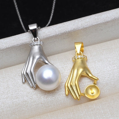 Women hand pearl pendant setting