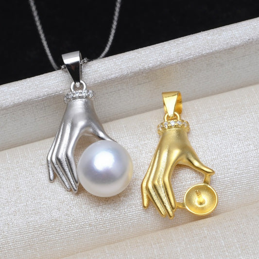 Women hand pearl pendant setting