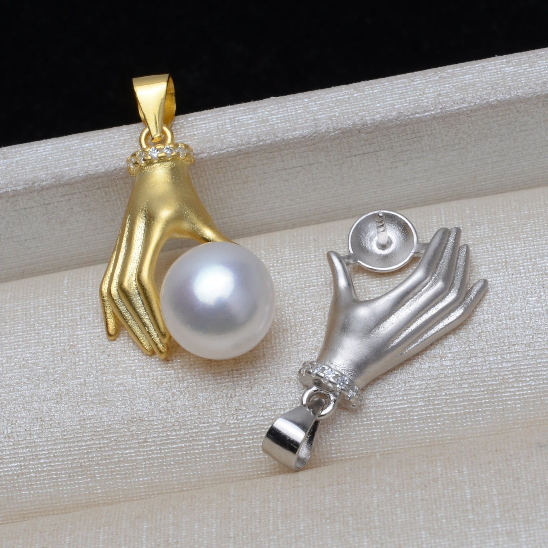 Women hand pearl pendant setting