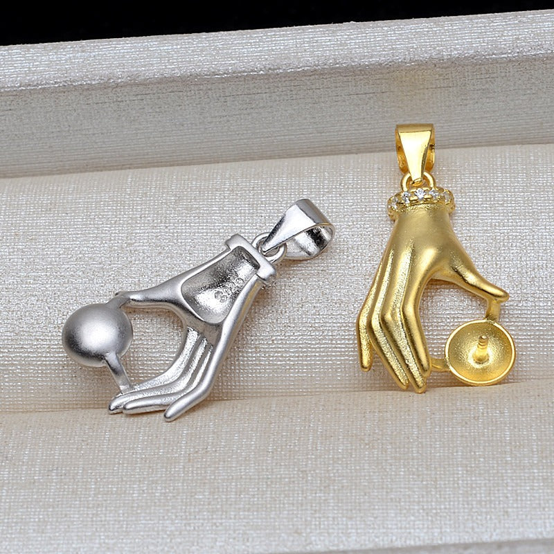 Women hand pearl pendant setting