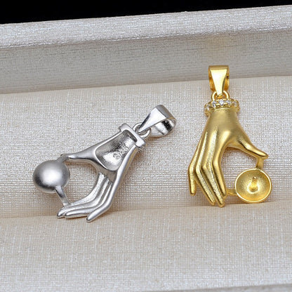 Women hand pearl pendant setting